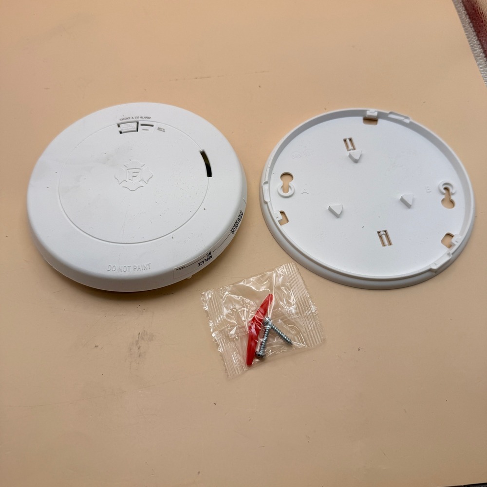 First Alert SMCO210 Combo Smoke and Carbon Monoxide Detector with Slim Profile